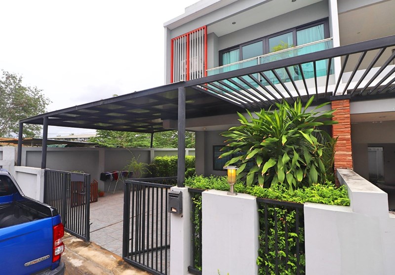 Modern end-unit eastern Pattaya - Town House -  - 